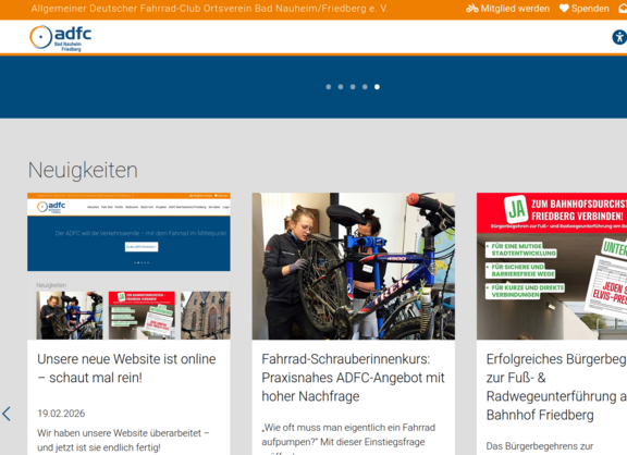 Der obere Teil der Homepage ist sichtbar mit seinen Menüpunkten, darunter liegendem ist ein blaues Text Banner zu sehen mit dem Text "Der ADFC will die Verkehrswende - mit dem Fahrrad im Mittelpunkt". Darunter steht die Überschrift "Neugikeiten" worunter einige Bilder szu sehen sind