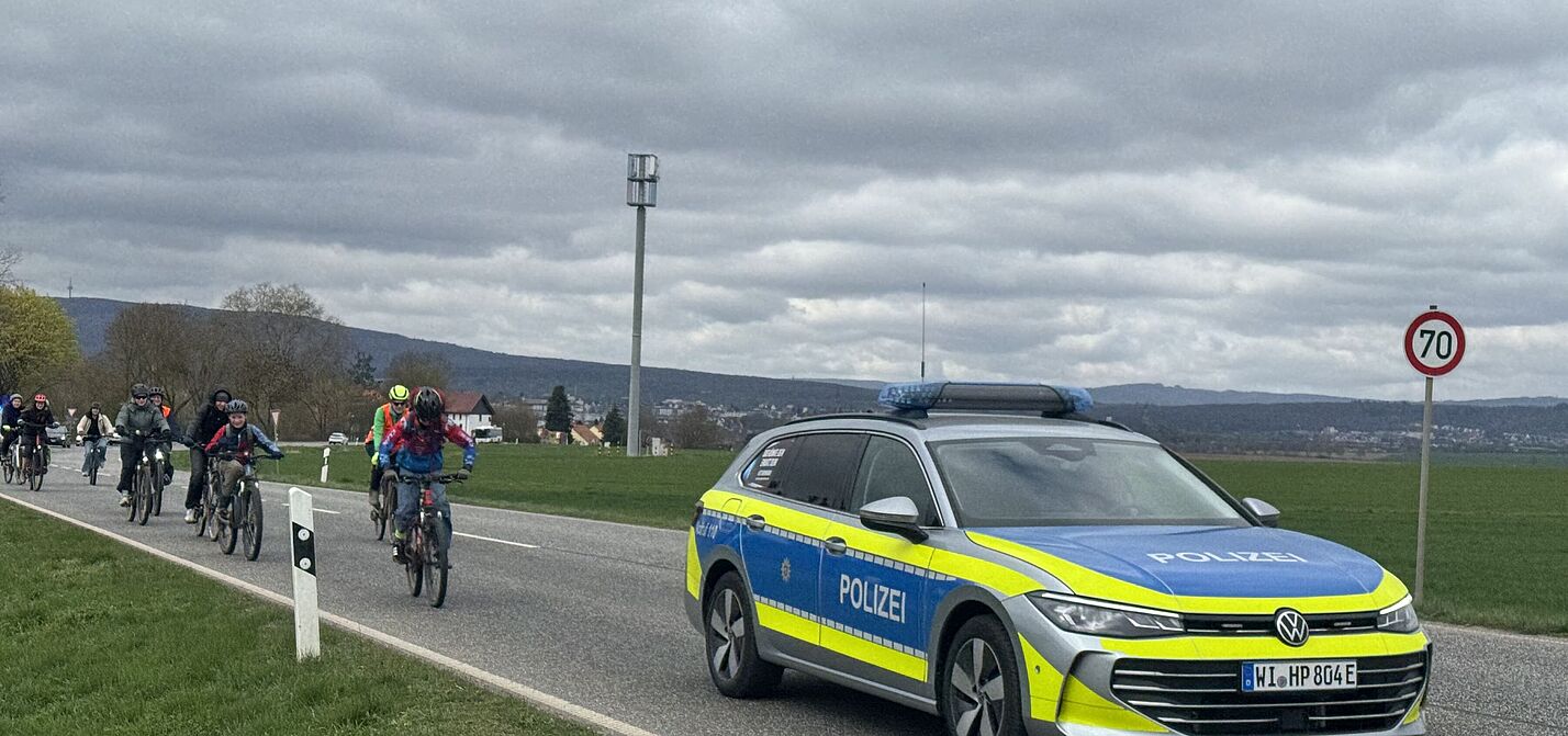 Fahrraddemo auf B275 mit Polizeibegleitung