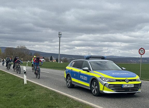 Fahrraddemo auf B275 mit Polizeibegleitung
