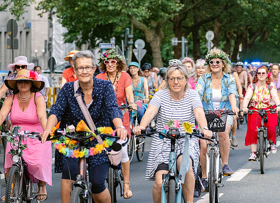 Frauen beim Fancy Women Bike Ride