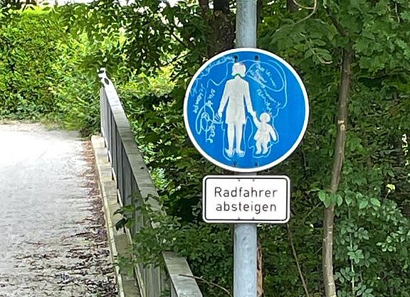 Fußgängerbrücke - Radfahrer absteigen!