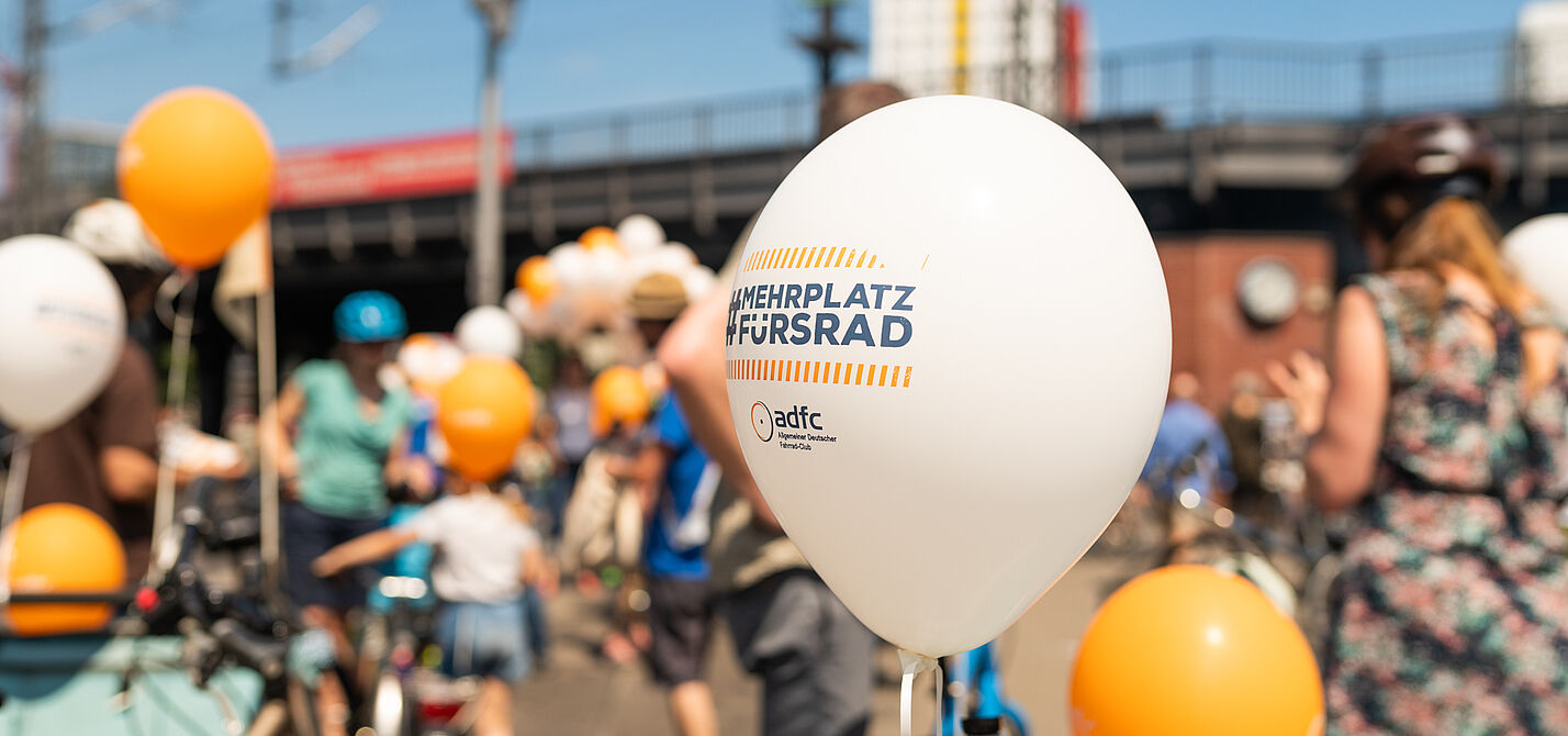 Ballons mit ADFC Kampagnenmotiv Mehr Platz fürs Rad